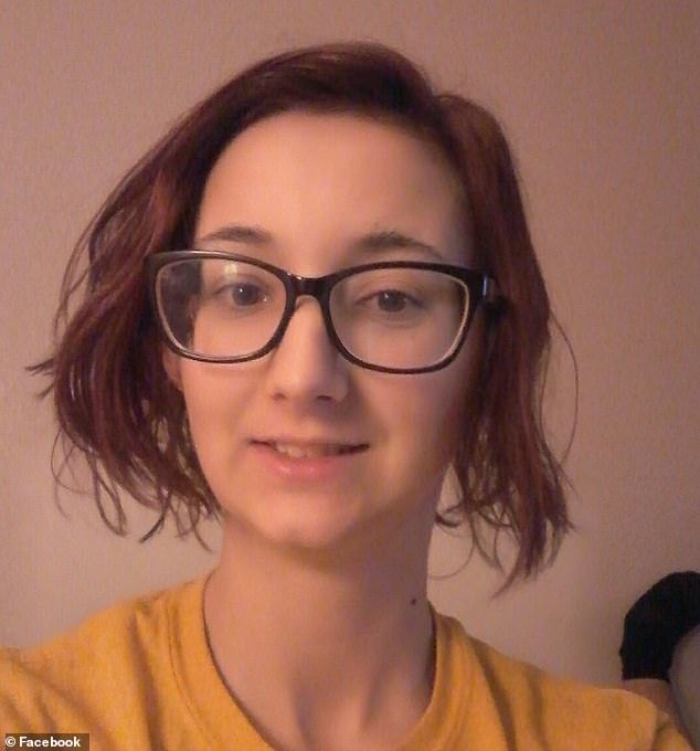 La geek de 28 años se hizo pasar por una chica de 16 para inscribirse en la escuela secundaria de la ciudad de Nueva York… y solo quedó expuesta después de que un director sospechoso hizo una investigación en Facebook.