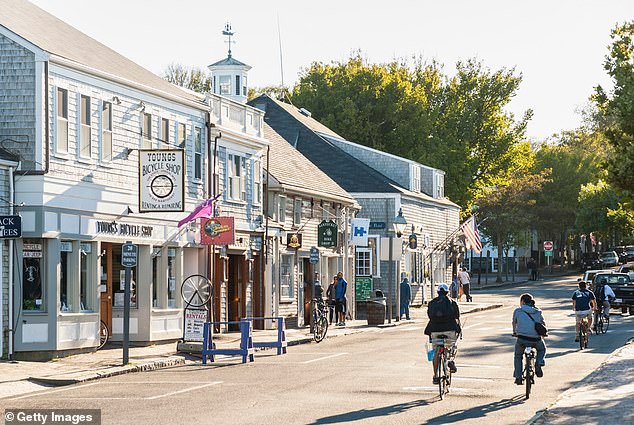 Los residentes adinerados de Nantucket están indignados después de que se abriera una CADENA DE TIENDAS en la exclusiva calle principal del patio de recreo del multimillonario.