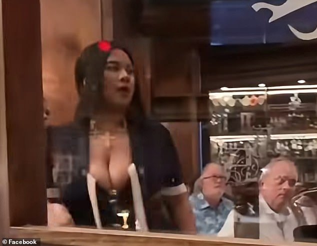 Nueva e impactante acusación contra una estrella de Internet con ropa atrevida filmada peleando en un exclusivo restaurante de carnes en Arkansas después de que una mujer gritara sobre sus ’40 millones de seguidores’