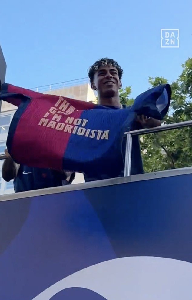 Lamine Yamal se burla brutalmente del Real Madrid en el desfile de LaLiga de Barcelona después de que la estrella pareciera atacar a Jude Bellingham en las redes sociales