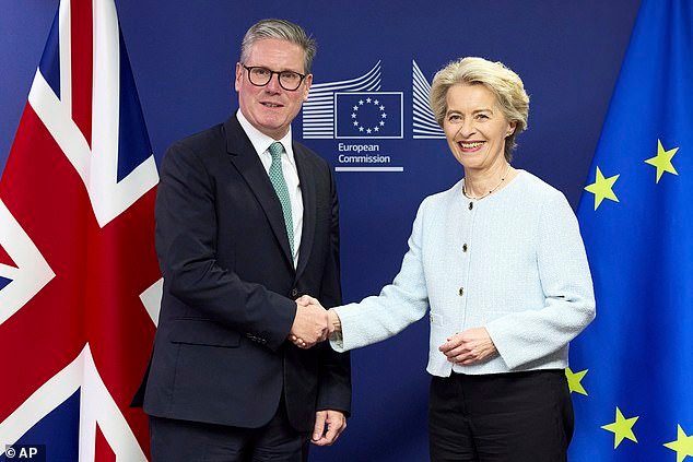 DANIEL HANNAN: Al igual que John Major, el Primer Ministro quiere llevarnos “al corazón de Europa”. Y no le importa cuantas promesas tenga que romper ni lo que le cueste