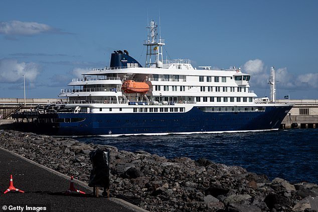 Dos estadounidenses que no estaban en un crucero infectado están siendo monitoreados para detectar síntomas de hantavirus, ya que se supo que los pasajeros evacuados podrían tardar SEMANAS en darse cuenta de si están enfermos.