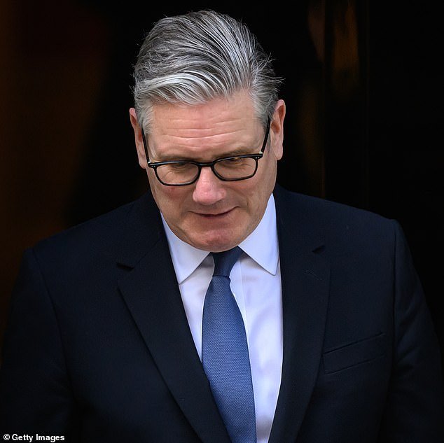 El cargo de primer ministro de Starmer en caída libre como Ministro del Interior y Secretario de Asuntos Exteriores ‘le dicen que renuncie’: el asediado Primer Ministro debe enfrentarse a su desenfrenado Gabinete hoy después de que una delegación ministerial se dirigiera al número 10 tras su desastroso discurso de reinicio para decir que se le había acabado el tiempo.