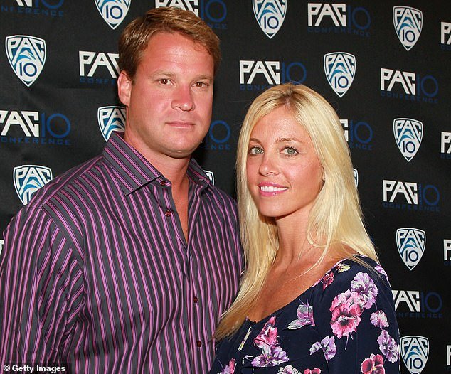 El entrenador de LSU, Lane Kiffin, revela que los problemas con el alcohol arruinaron su matrimonio antes de reunirse con su ex esposa el año pasado.