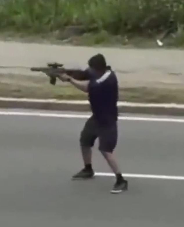 Furia cuando el pistolero abre fuego contra autos en un horrible ataque luego de ser liberado por el mismo crimen