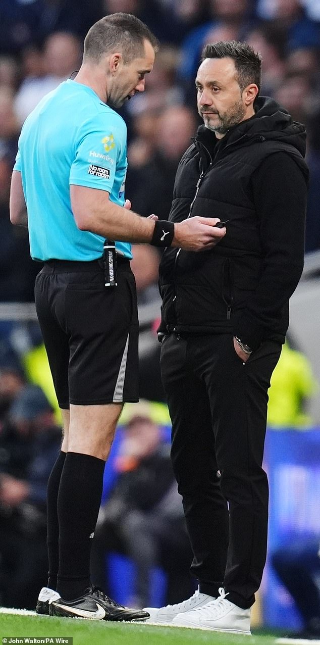 El árbitro australiano es criticado mientras el técnico de los Spurs explota por una gran decisión tardía que podría decidir el estatus de la Premier League