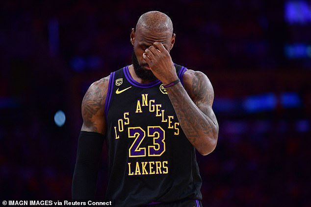 LeBron James, de 41 años, se encuentra en una encrucijada en su carrera en Los Ángeles cuando los Lakers son derrotados por el Thunder y su contrato expira.