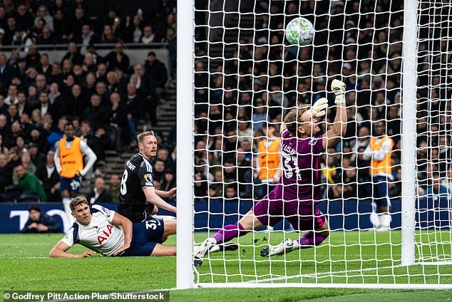 ¡De la desgracia al rey Kinsky! Cómo Tottenham se convirtió en el héroe improbable en la batalla por el descenso, y ahora el número 1 de Roberto De Zerbi ya no debería jugar