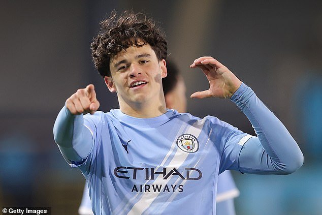 La estrella de la academia del Manchester City aprende de Erling Haaland y revela cómo luchar contra rivales de la ciudad lo impulsa hacia adelante de cara a la final de la Copa FA Juvenil.