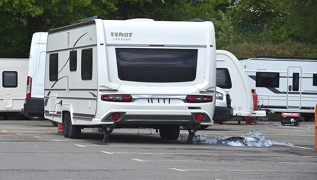 Furia cuando viajeros “molestos” se apoderan del aparcamiento de B&Q con 17 caravanas, perros alborotadores y montones de basura