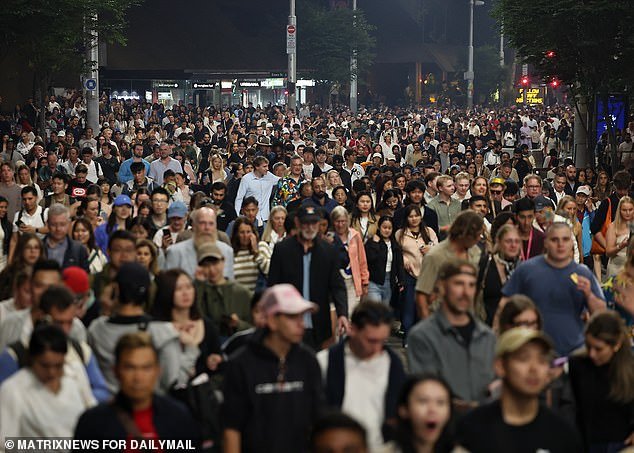 Australia se está preparando para recibir a casi 800.000 nuevos inmigrantes: las cifras de los hogares muestran el alcance de la explosión demográfica