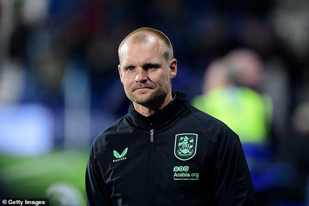 El entrenador en jefe de la EFL deja el club League One dos meses después de una amorosa despedida