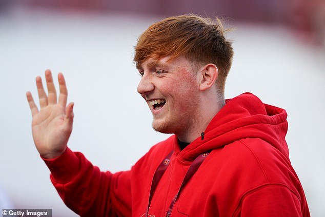 Man United está pidiendo a Angry Ginge que le ayude a lanzar su nuevo uniforme, ya que el club se inspira en el famoso monumento de Salford.