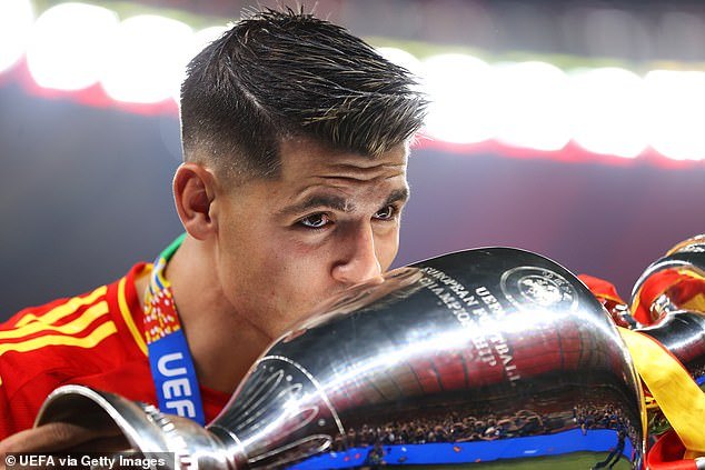 España está empuñando el hacha y eliminando al capitán del campeón de Europa, Álvaro Morata, y a la estrella del Real Madrid de su lista larga de equipos para la Copa del Mundo, ya que, según se informa, la ex estrella del Chelsea ni siquiera está entre los 55 mejores jugadores del país.