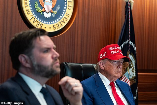 El plan aterrador y más allá de la tumba de Trump para JD Vance ha sido revelado mientras el jefe de espías advierte sobre un complot chino de “aire envenenado”