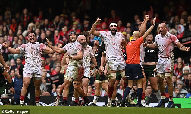“Pasé tiempo con el equipo de rugby de Georgia y me convenció su narrativa de los desvalidos… Ahora sé que fui engañado por una red de mentiras, engaños y engaños”, escribe ALEX BYWATER.