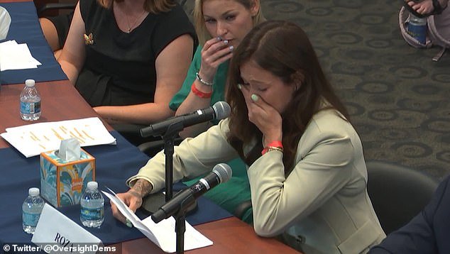 Momento desgarrador: la víctima de violación de Epstein rompe a llorar cuando revela su vil jactancia