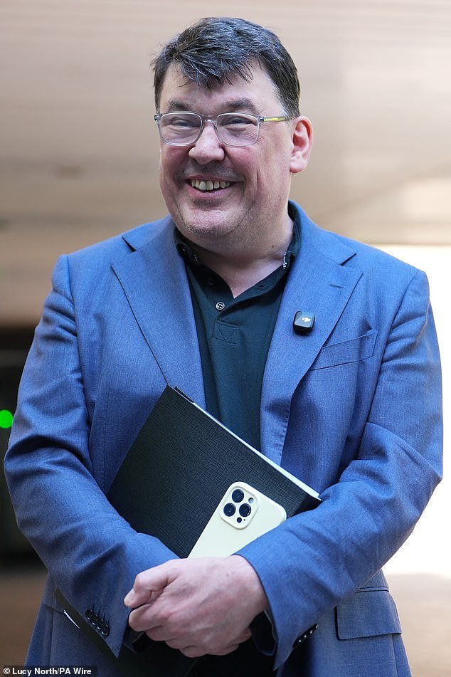 Graham Linehan condena a la emisora irlandesa “antisemita” por boicotear el Festival de Eurovisión por culpa de Israel y, en su lugar, interpretar al padre Ted