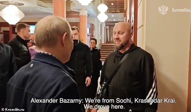 El paranoico Putin organiza una conversación con un “turista” porque está demasiado preocupado para encontrarse con verdaderos extraños.