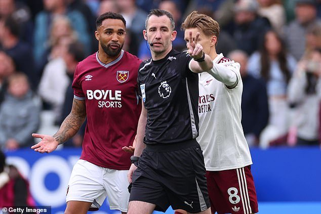 El árbitro está CONFUNDIDO en el VAR durante la polémica decisión de anular el empate del West Ham en el tiempo de descuento ante el Arsenal, mientras se revela el audio completo del incidente más dramático de la temporada