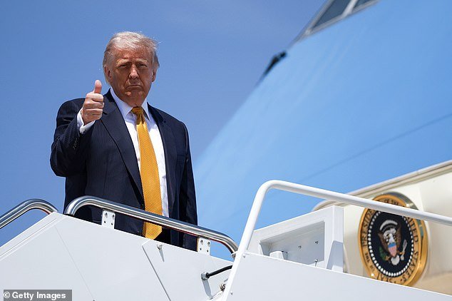 Trump voló a China en el Air Force One sin Melania, porque la lista muestra qué familiares VIP y secretarios del gabinete llegaron, y quiénes no.