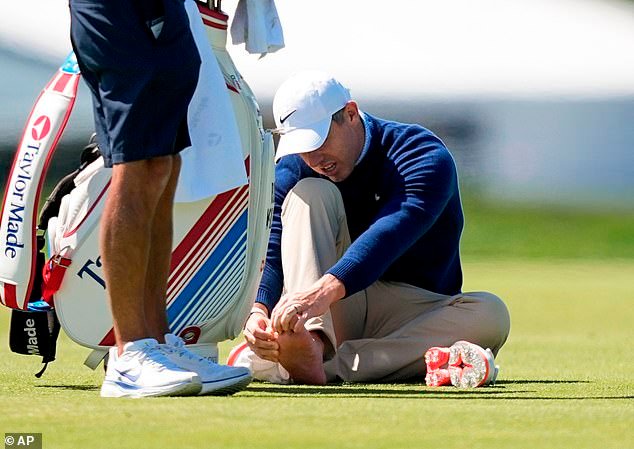 Una extraña lesión interrumpe los preparativos del Campeonato de la PGA de Rory McIlroy, ya que el campeón del Masters se ve obligado a abandonar la ronda de práctica antes de tiempo.
