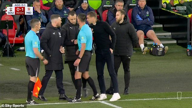 Los enojados jefes de Middlesbrough y Southampton son separados por el árbitro en un momento tenso durante la semifinal del play-off del campeonato ‘Spygate 2.0’