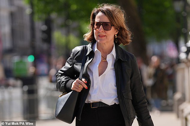 QUENTIN LETTS: Liz Kendall salió con la blusa de seda desabrochada justo al norte del ombligo. ¡Qué reunión debe haber sido esa!
