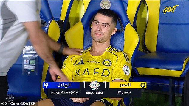 Cristiano Ronaldo abandonó desesperado la fiesta por el título de Al-Nassr después de extraños retrasos causados por un gol en propia meta en el minuto 98 mientras su prometida y su familia miraban: Star, de 41 años, enfurruñado en el banquillo mientras continúa la espera por el primer gran honor de Arabia Saudita.