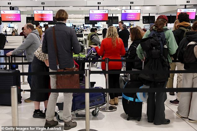 Nueva tarifa para cada australiano que viaja al extranjero mientras Jim Chalmers describe su misión de ahorro de costos