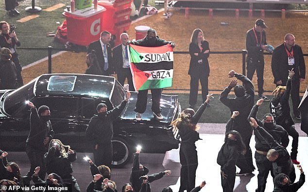 Un manifestante del Super Bowl descubre su destino después de secuestrar el espectáculo de medio tiempo con una manifestación a favor de Gaza… y hace afirmaciones impactantes sobre la NFL
