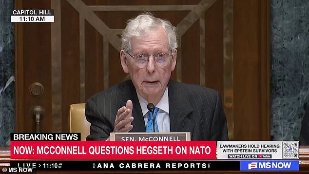 Momento embarazoso: el anciano Mitch McConnell necesita ayuda del personal durante la audiencia con Pete Hegseth
