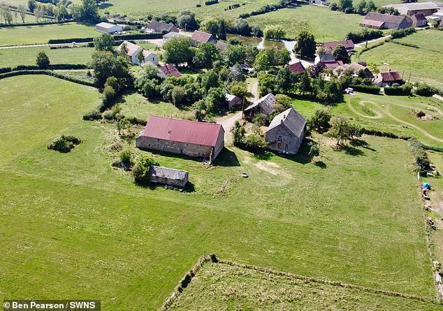 Una pareja compra una aldea francesa en dos acres de tierra por solo £ 69 000 como proyecto de jubilación, pero gasta su presupuesto de renovación de £ 100 000 después de completar solo tres habitaciones.