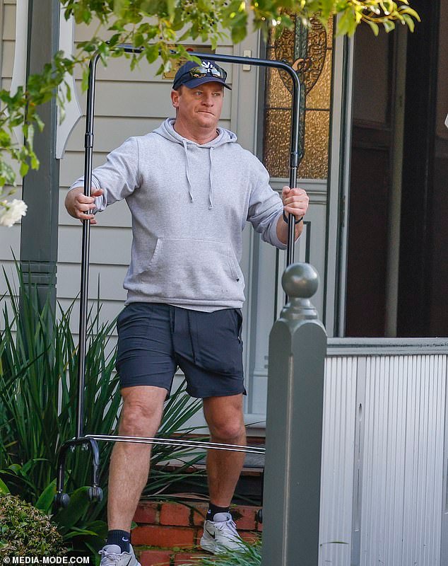 Estas imágenes muestran al gran futbolista Michael Voss experimentando OTRO gran cambio en su vida poco después de renunciar como entrenador de Carlton.