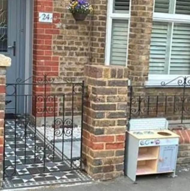 Una madre de buen corazón que dejó la cocina de juguete de su hija en la acera para que otra familia la recogiera ha sido multada con £500 por dar propina.