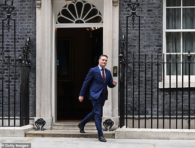 Streeting está “listo para dimitir”, mientras Starmer implora a los parlamentarios laboristas que no “se metan en la política de división” y promete, en el desesperado discurso de King, revertir el Brexit pero NO recortar los beneficios.