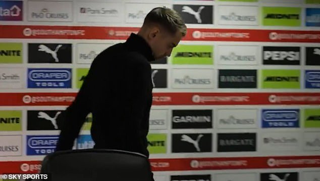 El técnico del Southampton abandona las entrevistas después de una pregunta MUY directa de Spygate que dejó al responsable de prensa exigiendo: “Muestren algo de respeto”, y los Saints TODAVÍA podrían ser eliminados de los play-offs.