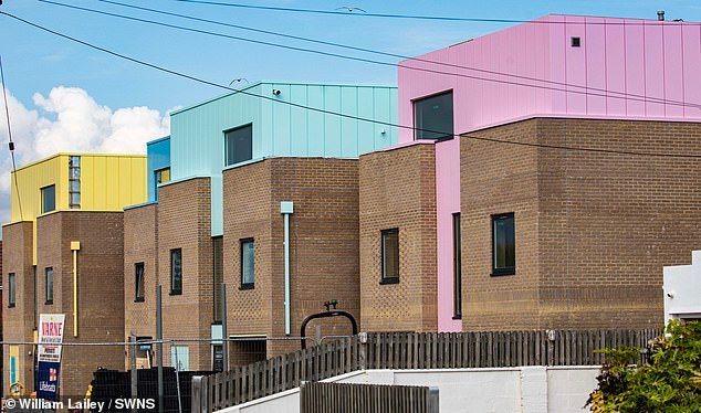Los residentes se topan con casas recién construidas que “parecen ladrillos de Lego” y “no pertenecen a su pueblo costero”.