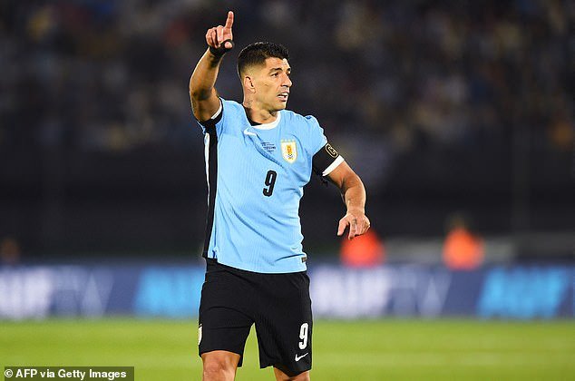 Luis Suárez será “eliminado del equipo preliminar de 55 jugadores de Uruguay para la Copa del Mundo” a pesar de haber ofrecido un cambio de sentido luego de una disputa de 19 meses con Marcelo Bielsa por las acusaciones de que su jefe había “dividido” el equipo.