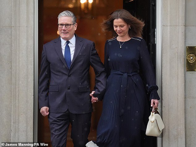 Keir Starmer “parecía un niño al que recogieran en su primer día de clases” mientras agarraba la mano de su esposa camino al discurso del rey.
