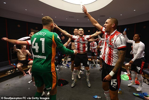 ¡No son santos! Los recogepelotas rebeldes, la extraña acusación arbitral de Matt Le Tissier, el “lenguaje discriminatorio” y el escándalo Spygate que empezó todo: cómo Southampton se convirtió en el enemigo público número uno