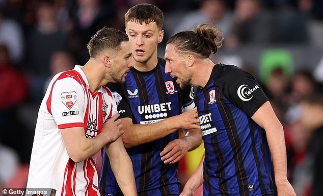 Revelado: lenguaje ‘discriminatorio’ atribuido al futuro yerno de Roy Keane, Taylor Harwood-Bellis… mientras el lector de labios revela las reacciones de Luke Ayling y el entrenador de Southampton