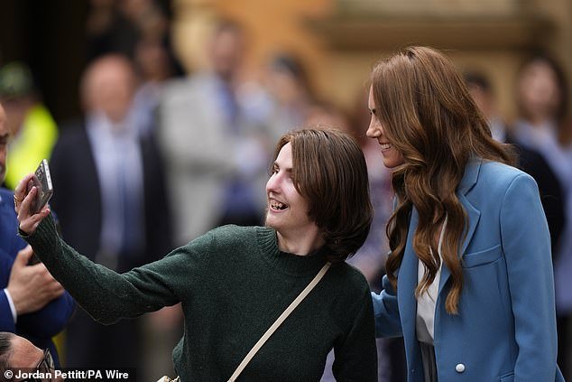 La princesa de Gales posa para selfies y charla con jóvenes fans en Italia mientras realiza su primera visita real en solitario desde que le diagnosticaron cáncer.