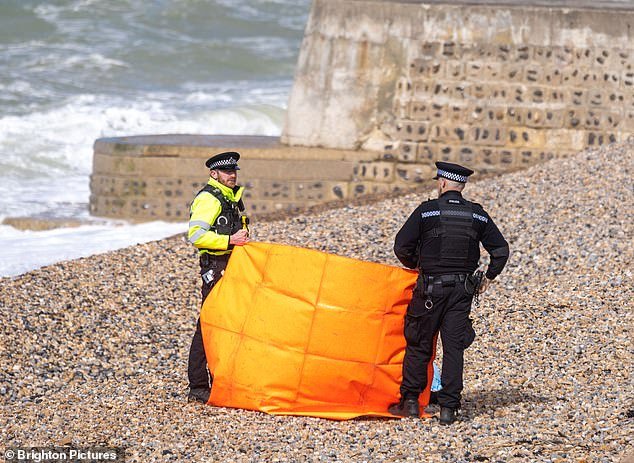 Tres mujeres jóvenes que murieron en el mar frente a Brighton fueron encontradas “completamente vestidas” después de “asistir a una noche de estudiantes en un club nocturno de la playa”