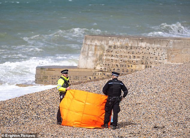 La policía sigue trabajando para identificar a tres mujeres jóvenes que fueron recuperadas “completamente vestidas” del mar en Brighton.