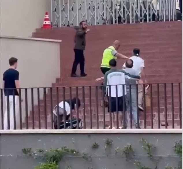 Lucas Torreira, ex estrella del Arsenal, atacado en un centro comercial y detenido como sospechoso de “celos de su relación”.
