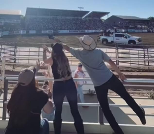 Internet está dividido por un clip viral de un hombre “robando” una camiseta gratis de una mujer para dársela a su hija… pero ¿quién crees que se equivoca?