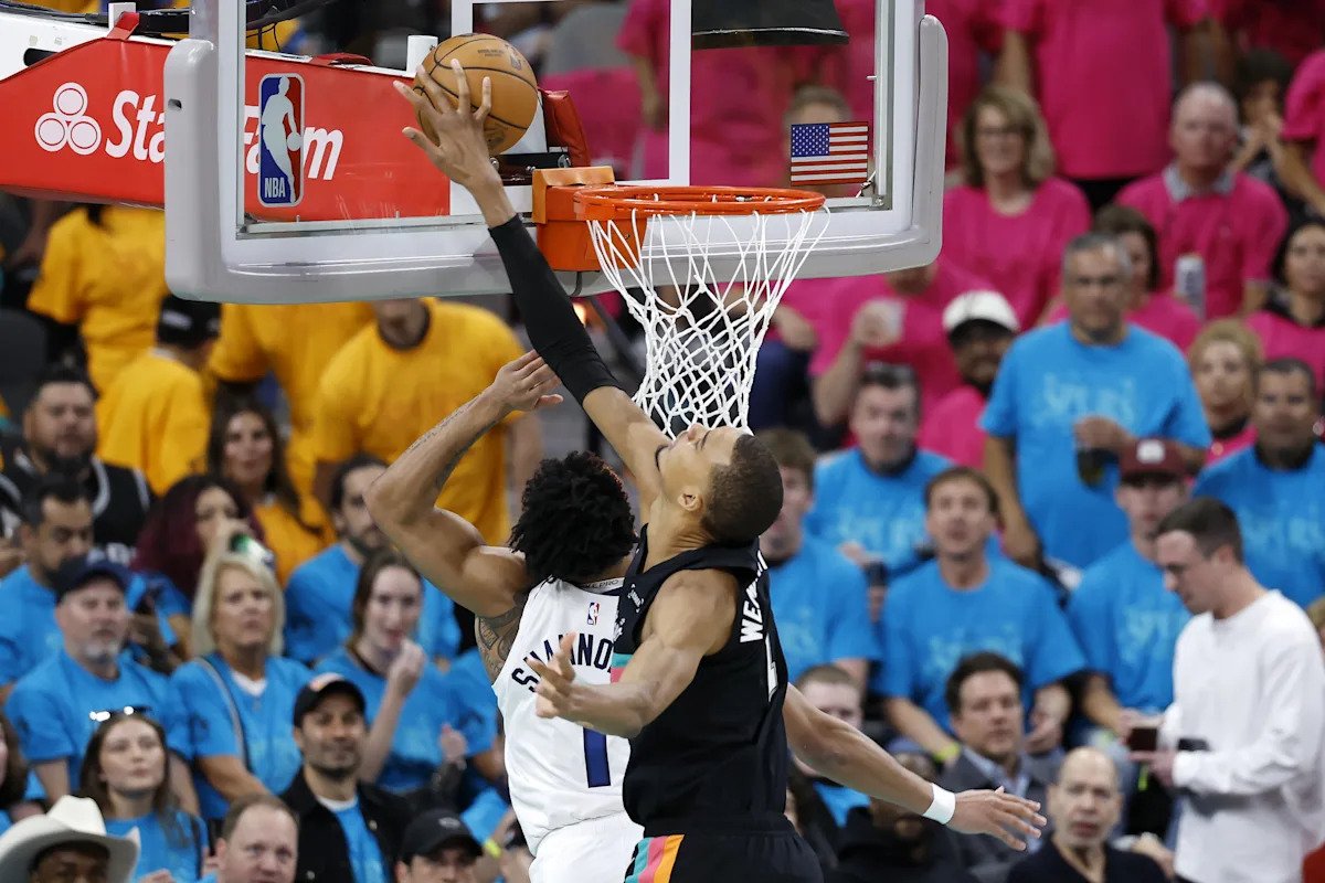 El entrenador de los Timberwolves, Chris Finch, está descontento con la forma en que los árbitros dirigieron los 12 tapones de Victor Wembanyama en el primer partido: “Al menos 4 de ellos eran porteros”