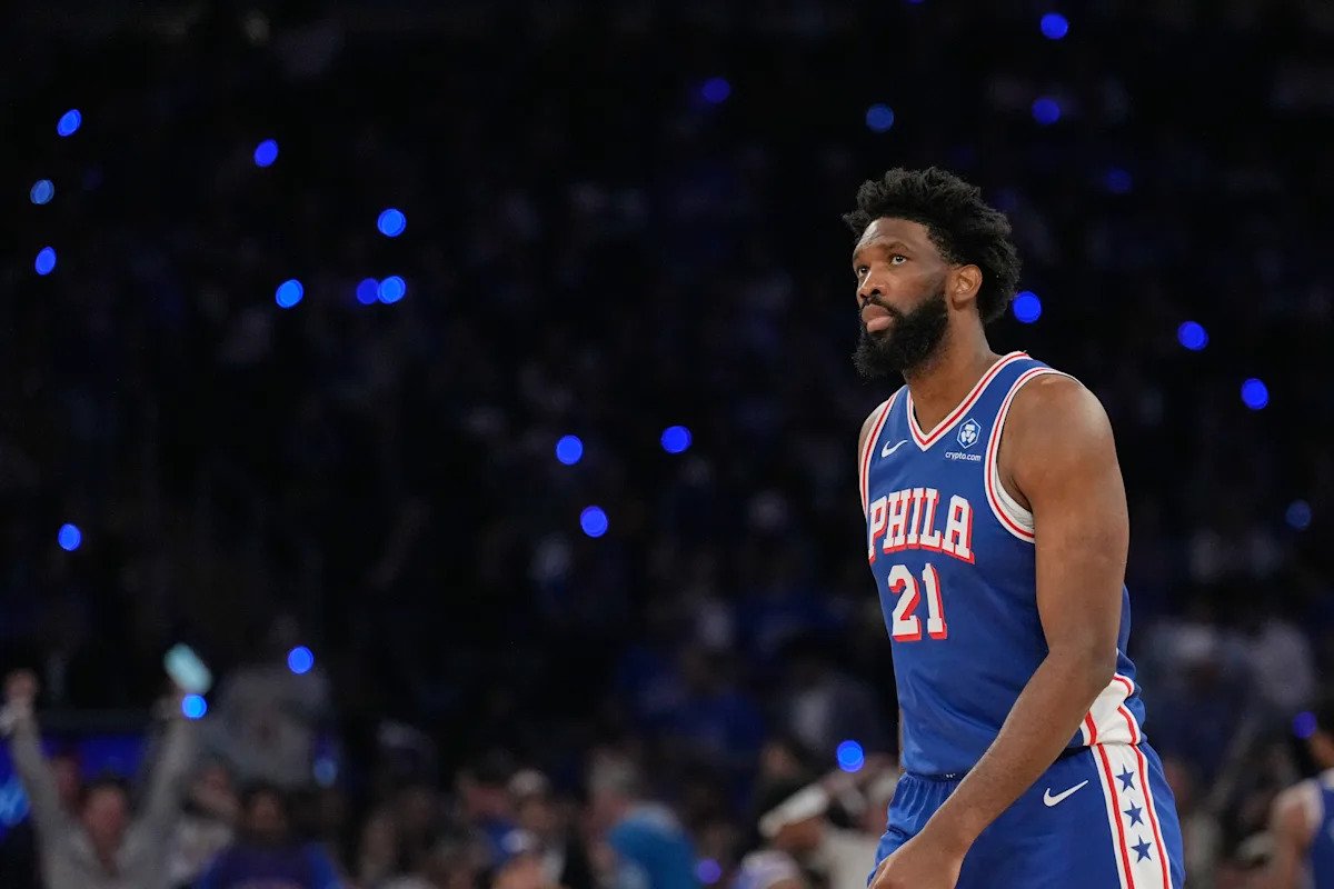 Joel Embiid de los 76ers jugará el tercer partido contra los Knicks a pesar de sufrir un esguince de tobillo y dolor en la cadera