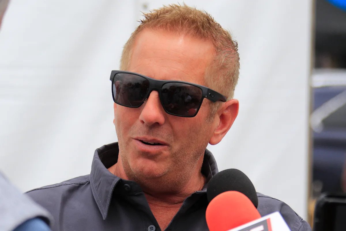 Una familia de dos personas que murieron en un accidente aéreo que involucró a Greg Biffle está presentando una demanda por muerte por negligencia contra el patrimonio del ex piloto de NASCAR.